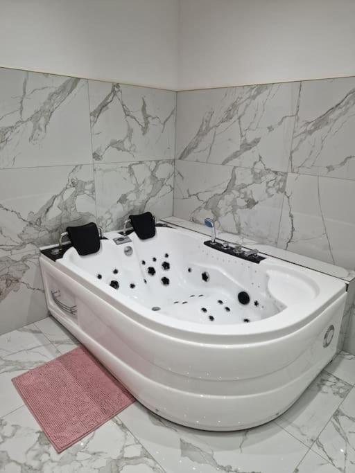 Maison Chic Avec Jacuzzi Nogent Sur Oise Yaospa60 Kültér fotó