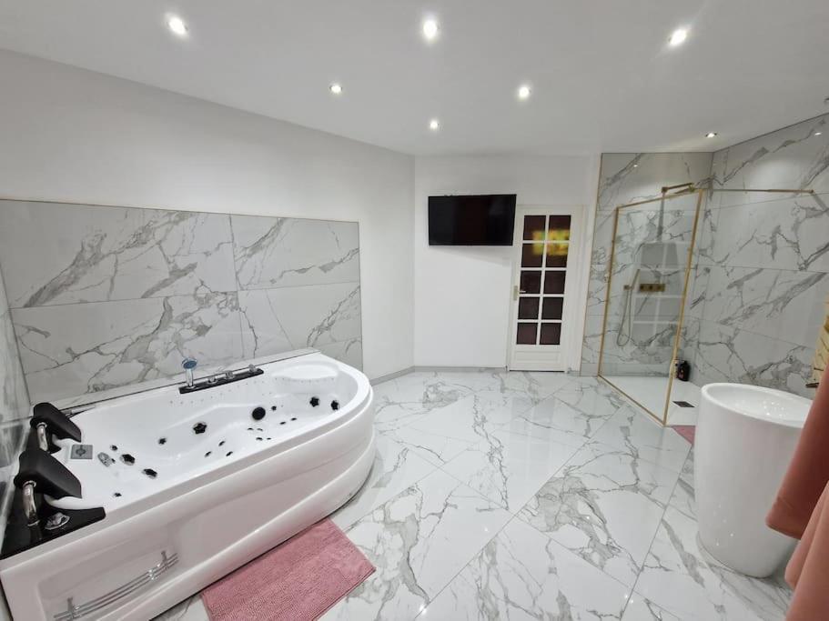 Maison Chic Avec Jacuzzi Nogent Sur Oise Yaospa60 Kültér fotó